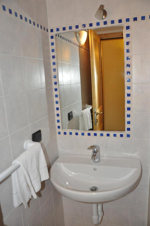 Locanda Dl'Angel Villar San Costanzo Екстер'єр фото